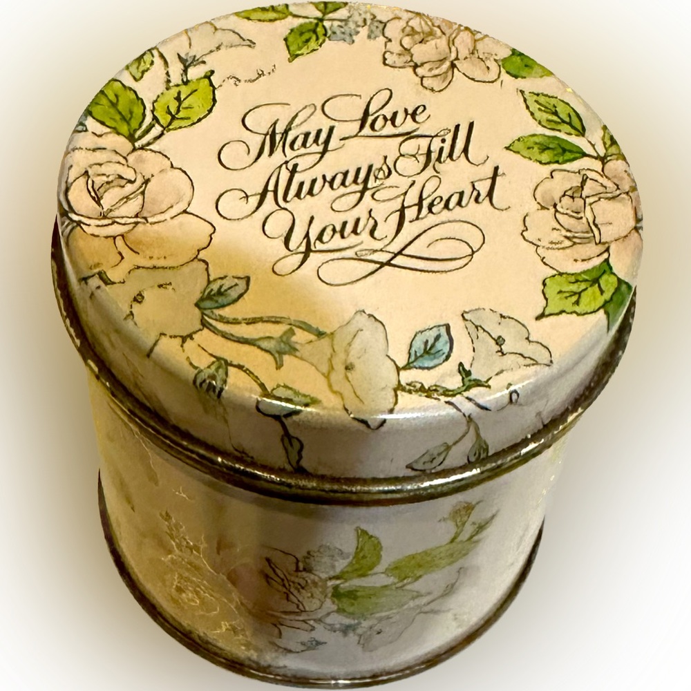 VTG 1980’s AVON SCENTIMENTS CANDLE TIN LOVE FLORAL MEDLEY 2”x2” Pink TRINKETS